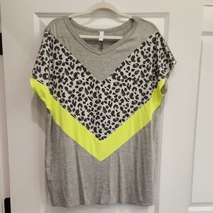 🔵 2/$10 Honeyme Gray and Neon Yellow Leopard Print‎ Tee EUC